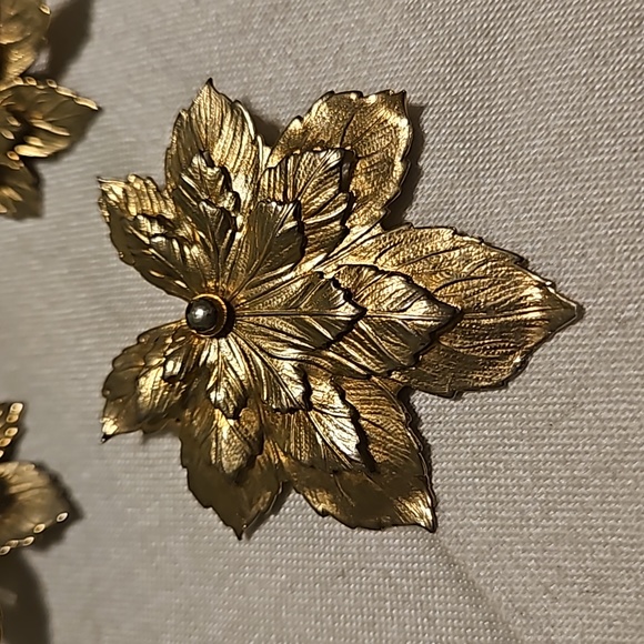 1950's Maple Leaf Brooch and Earring Set Gold Tone - Picture 3 of 4